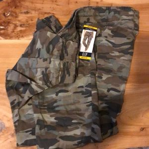 Gap.. NWT.. Camouflaged jogger size M